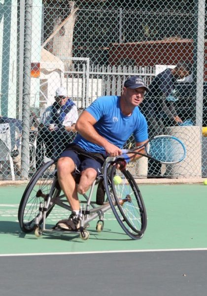 טניסאי על כיסא גלגלים