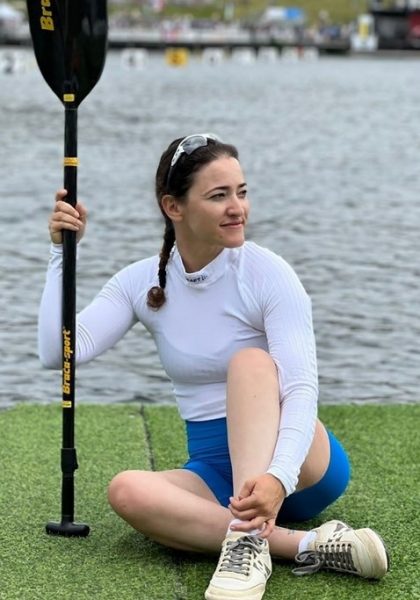 בחורה אוחזת במשוט