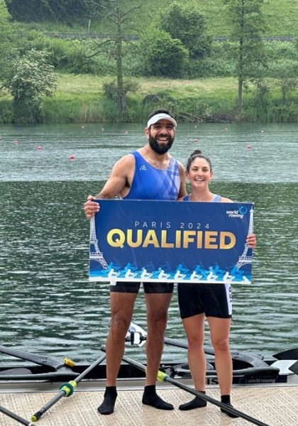 2 ספורטאים עם שלט מוסמכים על רקע נהר