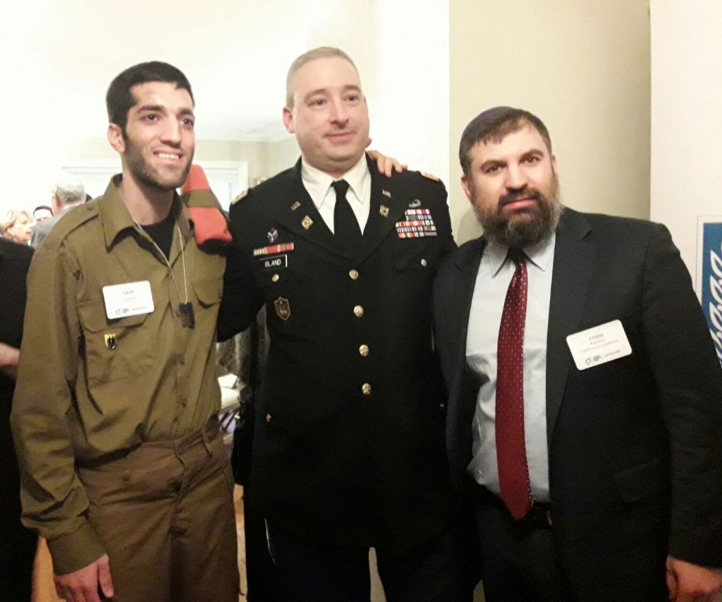 חייל ישראלי עם חייל אמריקאי ורב