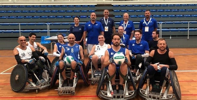 קבוצת ספורטאים על כיסאות גלגלים