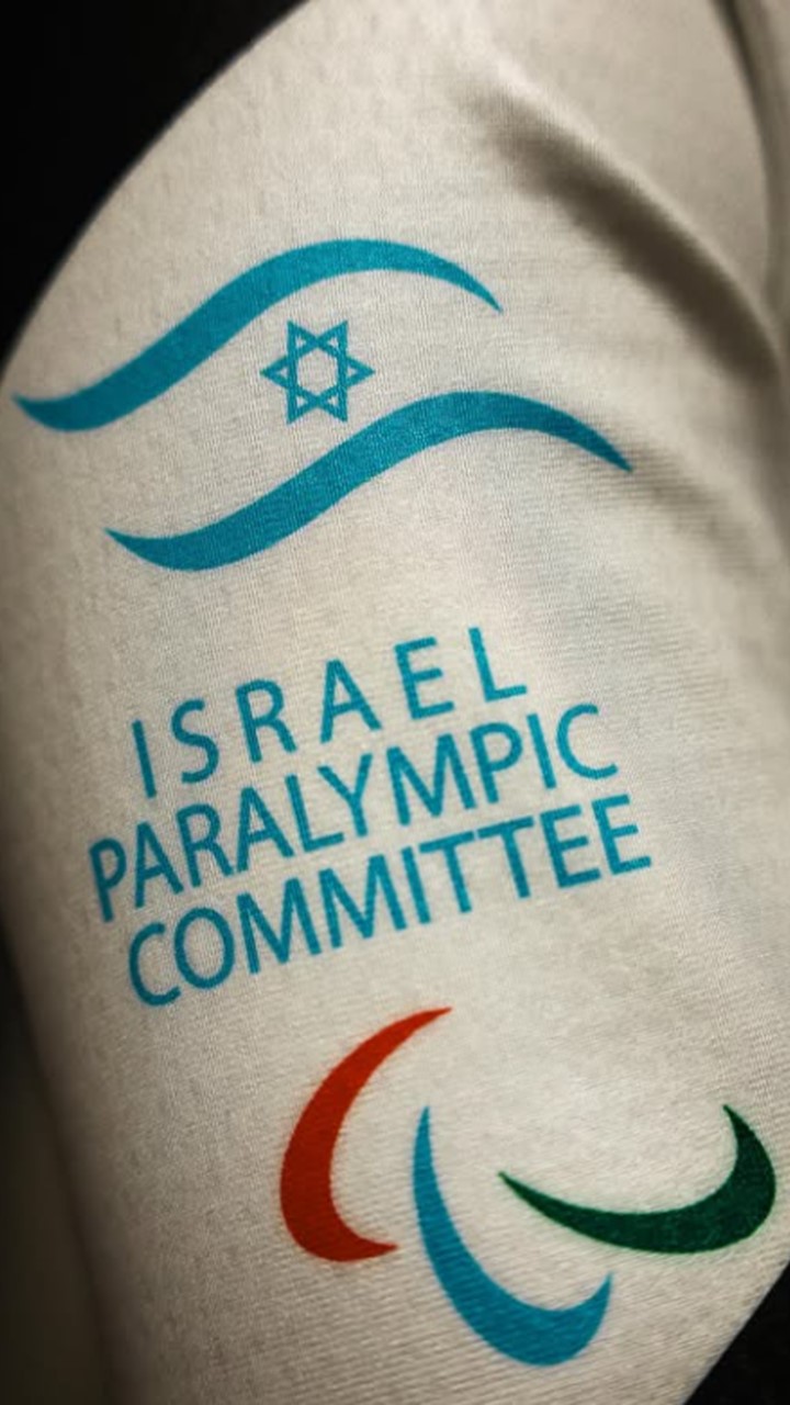 הדפסה על חולצה עם דגל ישראל הלוגו של הוועד הפראלימפי והכיתוב באנגלית הוועד הפראלימפי הישראלי